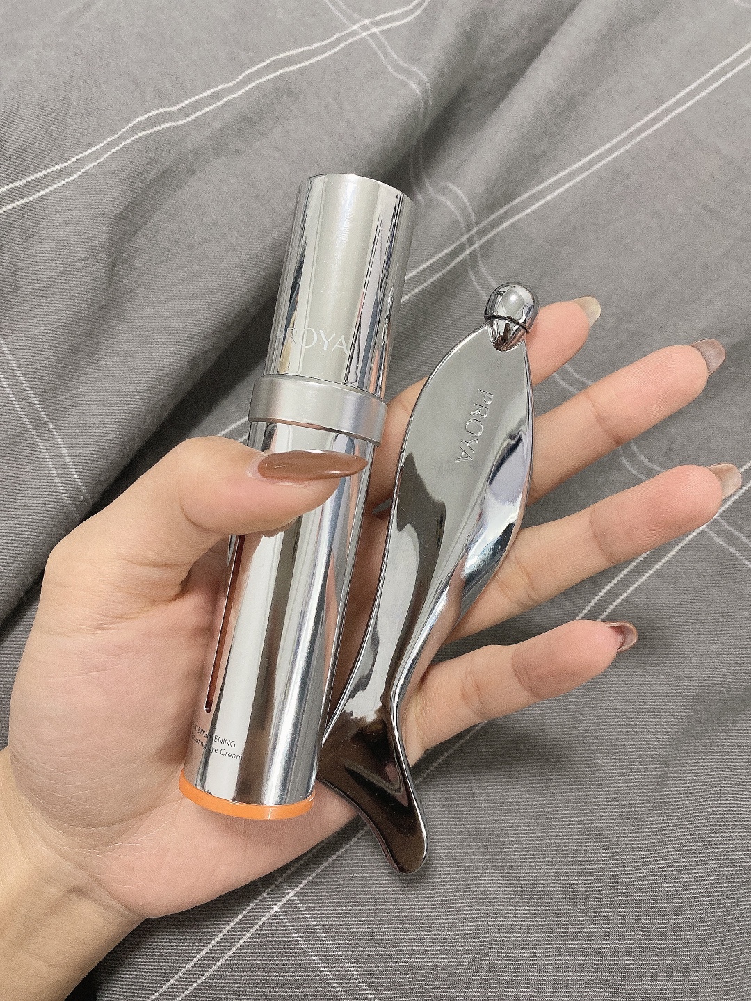 眼霜—Kerrykerry宝贝收到了 ，刚用肌肤嘟噜嘟噜的喝水  ，用完之后脸明显变白了 ，很喜欢